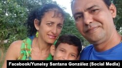 Yuneisy Santana junto a su esposo, el preso político Samuel Pupo Martínez, y el hijo de ambos. (Foto: Facebook/Yuneisy Santana González).