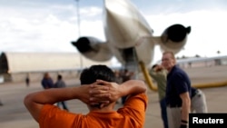 Una deportación aérea ejecutada por ICE. Foto Archivo REUTERS/Carlos Barria