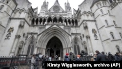 Periodistas apostados frente al Tribunal Superior de Londres. (Foto AP/Kirsty Wigglesworth, archivo)