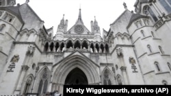 Periodistas apostados frente al Tribunal Superior de Londres. (Foto AP/Kirsty Wigglesworth, archivo)