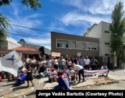 Protesta frente al consulado cubano en Montevideo.