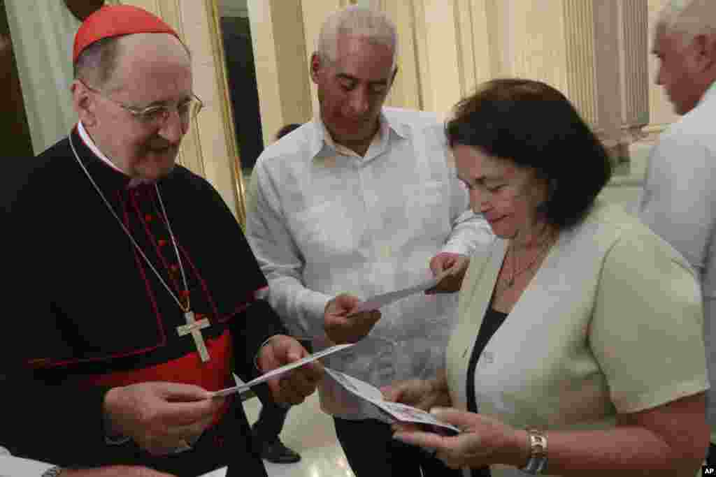 Caridad Diego Bello con el Cardenal Stella durante su visita a Cuba en enero 2023.