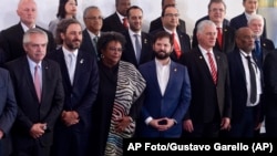 De izquierda a derecha: Mandatarios de Argentina Alberto Fernández; ministro de Exteriores de Argentina Santiago Cafiero; de Barbados Mia Mottley; Chile, Gabriel Boric; de Cuba, Miguel Díaz-Canel, de Haití, Ariel Henry, (CELAC-CUMBRE 2023)