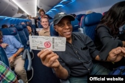 Diego, un cliente cubano que ha vivido en EEUU desde que tenía 18 años, viajó a la isla en un vuelo de Delta desde Atlanta.