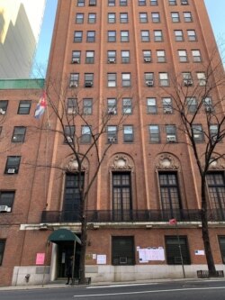 Edificio de la misión de Cuba ante la ONU con carteles de protestas