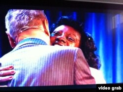 Berta Soler abraza al expresidente rumano Emil Constantinescu.