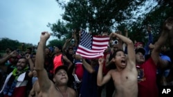 Migrantes intentando llegar a Estados Unidos, el 12 de mayo de 2023. La imagen es parte de una serie de 15 fotografías que ganó el Premio Pulitzer. (AP/Fernando Llano).