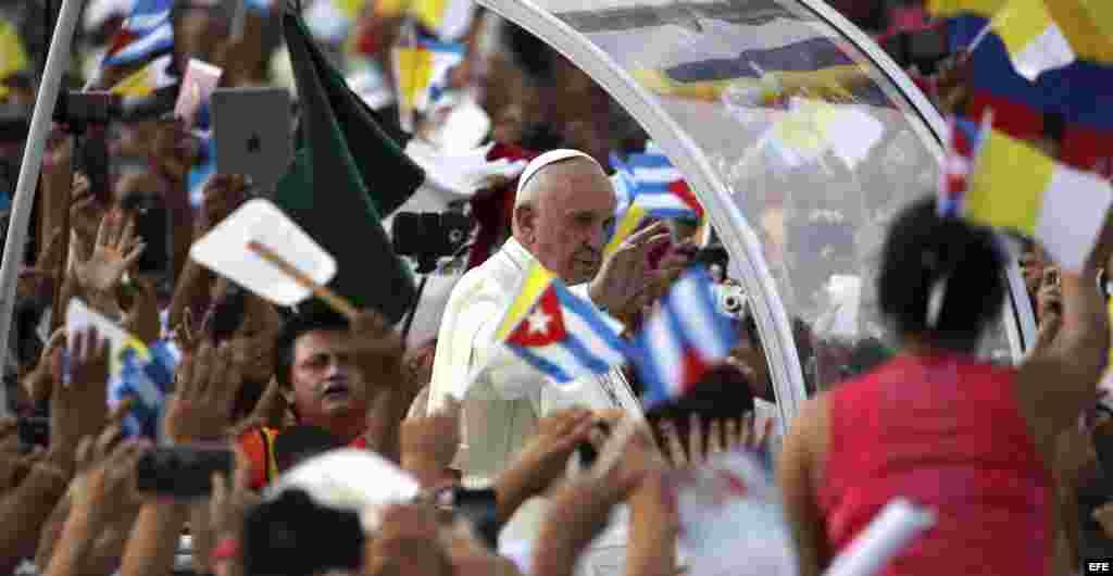 Jóvenes y mayores salieron en masa a la calle el sábado para apostarse junto al recorrido de la comitiva papal para recibir al hombre que según muchos ayudó al acercamiento entre Cuba y Estados Unidos.