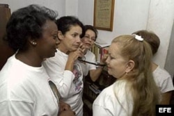 Laura Pollán y otras Damas de Blanco escuchan por teléfono la ceremonia del Sajarov en Estrasburgo.