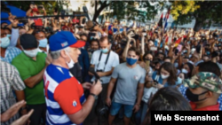 Miguel Díaz-Canel sin nasobuco en el Parque Trillo.