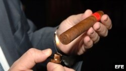 Un tabaco elaborado a mano con hojas seleccionadas de la región cubana de Vueltabajo. (Foto: Archivo)