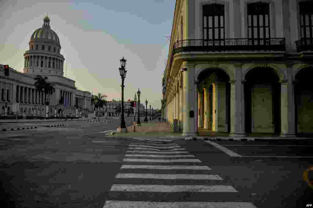 Vista de las calles desiertas en la ciudad de La Habana por la amenaza del coronavirus. YAMIL LAGE / AFP