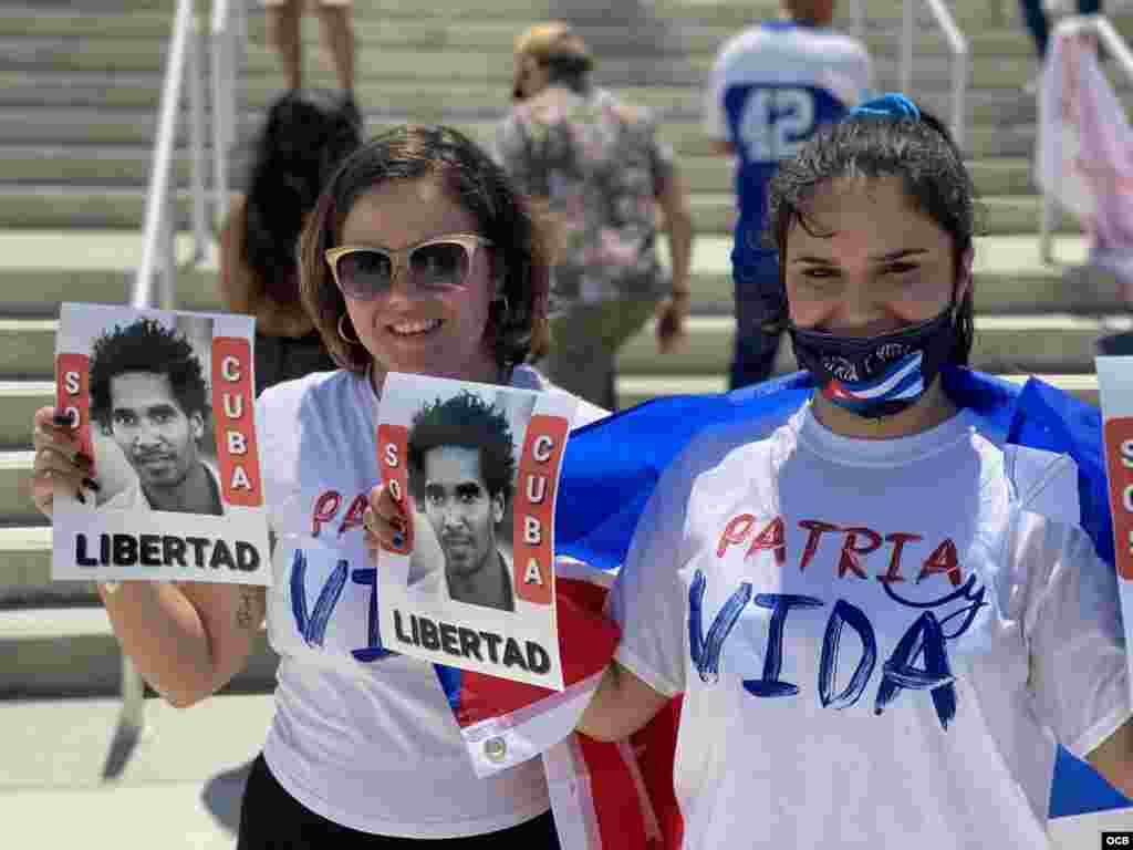 Dos j&#243;venes con la consigna de Patria y Vida