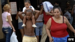 Un grupo de personas compran víveres en La Habana (Cuba). Archivo.