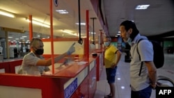 Pasajero en el control de Inmigración del aeropuerto José Martí de La Habana. (YAMIL LAGE / AFP)