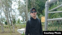 El manifestante del 11 de julio, Jorge Gabriel Arruebarruena, entrando al centro correccional La Guanajera. 