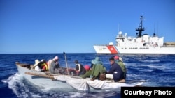 Un grupo de balseros cubanos fue interceptado por la Guardia Costera a unas 40 millas al sur de Long Key, Florida (Foto: USCG/Erik Villa-Rodríguez)