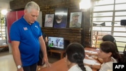 El dictador cubano Miguel Díaz-Canel en un centro de votación durante el referendo por el Código de las Familias, el 25 de septiembre de 2022. (Photo by Handout / Estudios Revolución / AFP).