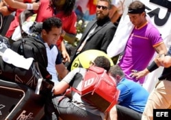 El tenista español Nicolás Almagro (i) recibe asistencia médica durante su partido frente a su compatriota Rafael Nadal (d).