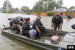 Varias personas son rescatadas de su barrio inundado por el huracán Harvey en Houston, Texas.