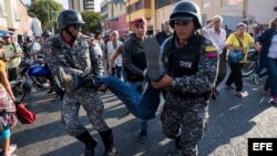 Teodoro Campos, jefe de seguridad del candidato presidencial Henri Falcón, es transportado por miembros de la Policía Nacional Bolivariana (PNB) luego de que un grupo de personas atacaran a quienes participaban en el acto de campaña de Falcón hoy, lunes 2