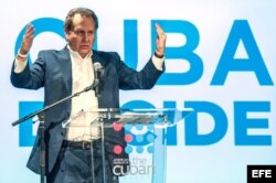 El excongresista Lincoln Díaz-Balart habla durante el acto organizado por el movimiento Cuba Decide.