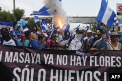 Un manifestante dispara un mortero casero durante la "Marcha de las Flores".