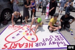 Un banner en solidaridad con las víctimas del tiroteo masivo ocurrido en un club gay de Orlando, en La Florida.