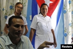 José Daniel Ferrer en entrevista con Reuters junto a su esposa Belkis Cantillo (centro), su hija Martha (izq.)