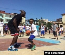 Shaquille O'Neal entrena a niños cubanos en La Habana.