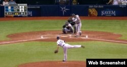 Hit de Yulieski Gurriel en la cuarta entrada frente a Tampa Bay.