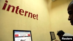 Un usuario en una de las dependencias cubanas que ofrecen servicio de Internet. (REUTERS).