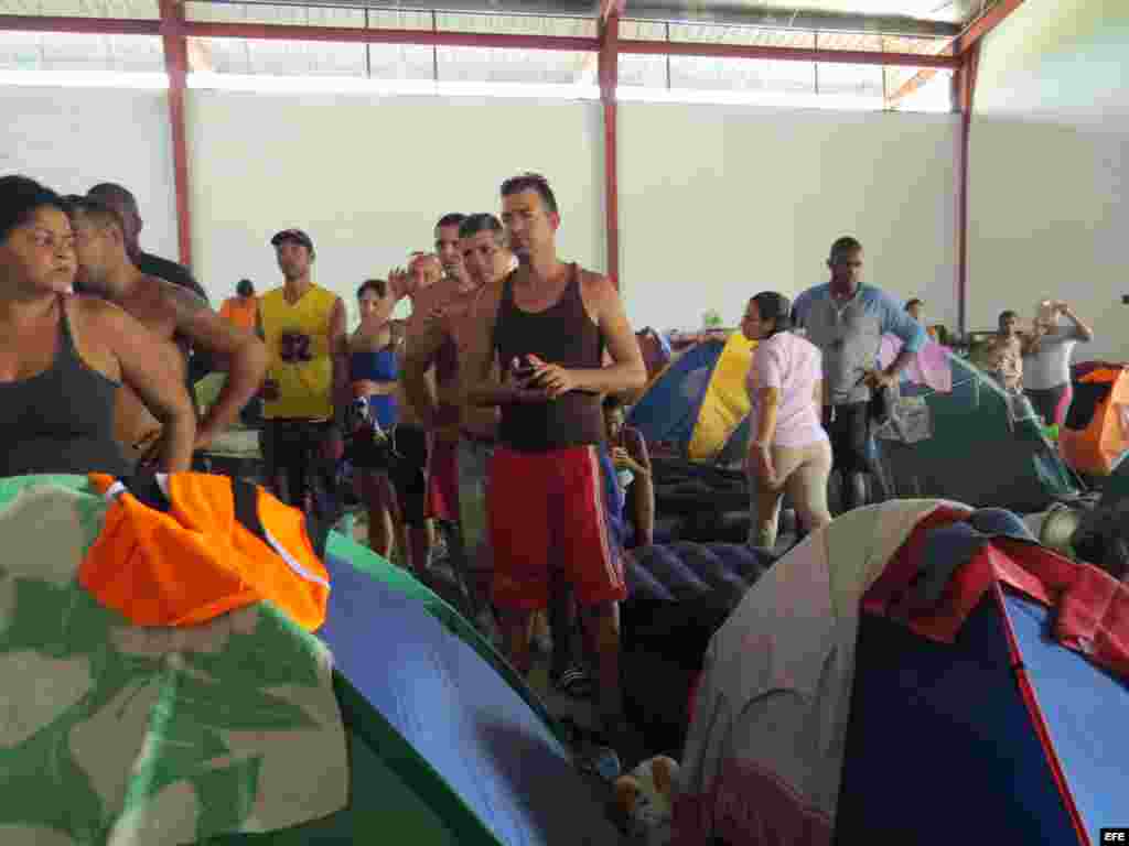 Un grupo de cubanos permanece en un albergue en la zona fronteriza de Panamá y Costa Rica.