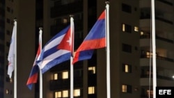 Fotografía de la bandera de Cuba izada en la Villa Olímpica de Río 2016.