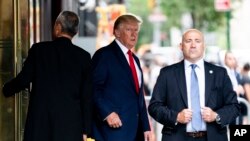 Expresidente Donald Trump rodeado de guardaespaldas frente a la Trump Tower, NY.