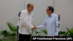 Canciller cubano Bruno Rodríguez, der., recibe a su contraparte de Colombia, Álvaro Leyva, en La Habana, el jueves 11 de agosto de 2022.