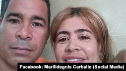 El pastor cubano Lorenzo Rosales Fajardo junto a su esposa Marilidegnis Carballo.