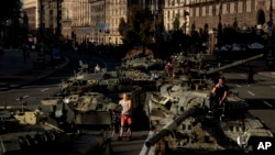 Vehículos militares rusos destruidos instalados en el centro de Kyiv, Ucrania, el 24 de agosto de 2022. (AP Foto/Evgeniy Maloletka)