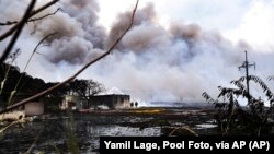 El humo continúa saliendo de un incendio mortal de varios días en una gran instalación de almacenamiento de petróleo en Matanzas, Cuba, el martes 9 de agosto de 2022. El siniestro fue provocado por un incendio en uno de los ocho tanques de la instalación 