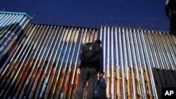 Un migrante espera del lado mexicano de la frontera con EEUU. (Foto: AP/Marco Ugarte)