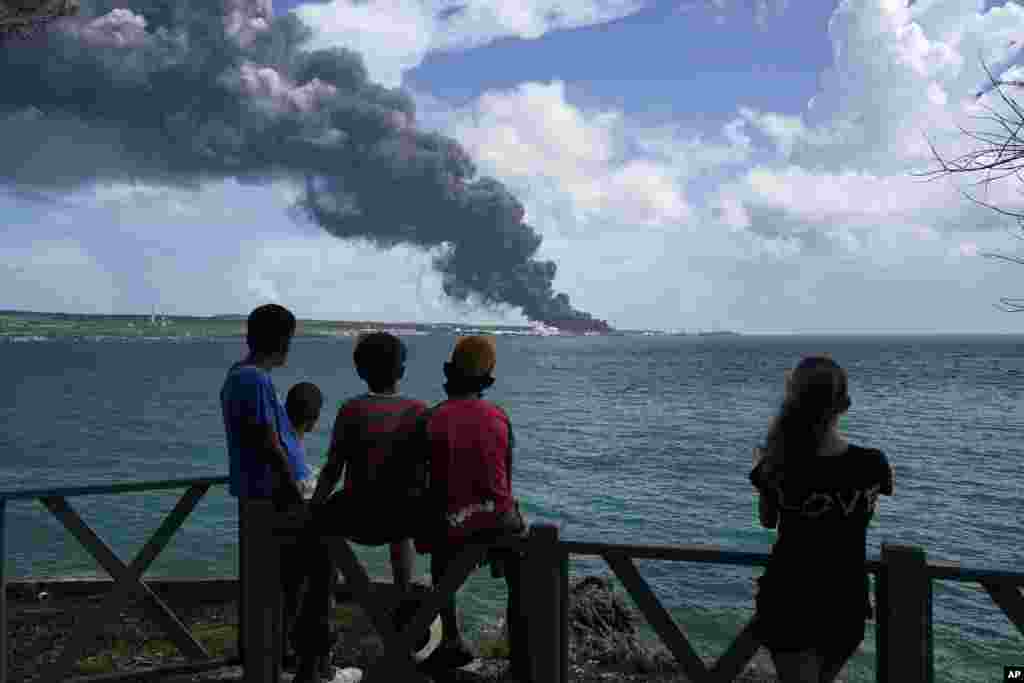 Residentes de la zona observan la enorme nube de humo.