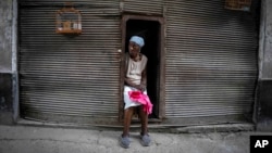 Una mujer que vende bolsas de plástico espera por clientes en La Habana. En medio de la escasez de casi todo, el dengue cobra fuerza. (AP Foto/Ramon Espinosa)