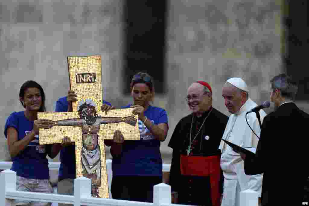 Jóvenes le regalan una cruz al papa Francisco el domingo 20 de septiembre de 2015, en el Centro Cultural Padre Félix Varela, en La Habana (Cuba). Les propuso ser la &quot;dulce esperanza del futuro&quot; y les animó a construir la cultura del encuentro en Cuba, siguiendo un proceso claro de discernimiento y siendo solidarios con los demás. Ya que la esperanza es fecunda y da vida, congrega y crea comunión.