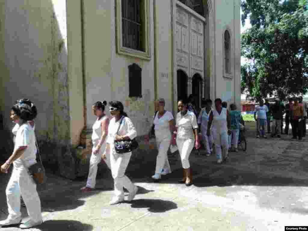 Damas desfilan tras misa en Colón, Matanzas