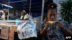 Los precios de algunos alimentos en venta durante el carnaval celebrado en julio de 2023 en Santiago de Cuba