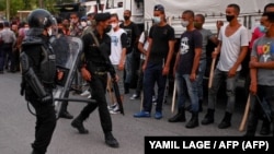 La policía antidisturbios y guardias de civil en el municipio de Arroyo Naranjo, La Habana el 12 de julio de 2021. YAMIL LAGE / AFP