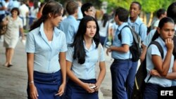 Estudiantes de bachillerato se dirigen hacia su entidad educativa