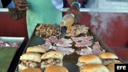 Un vendedor de "pan con lechón".