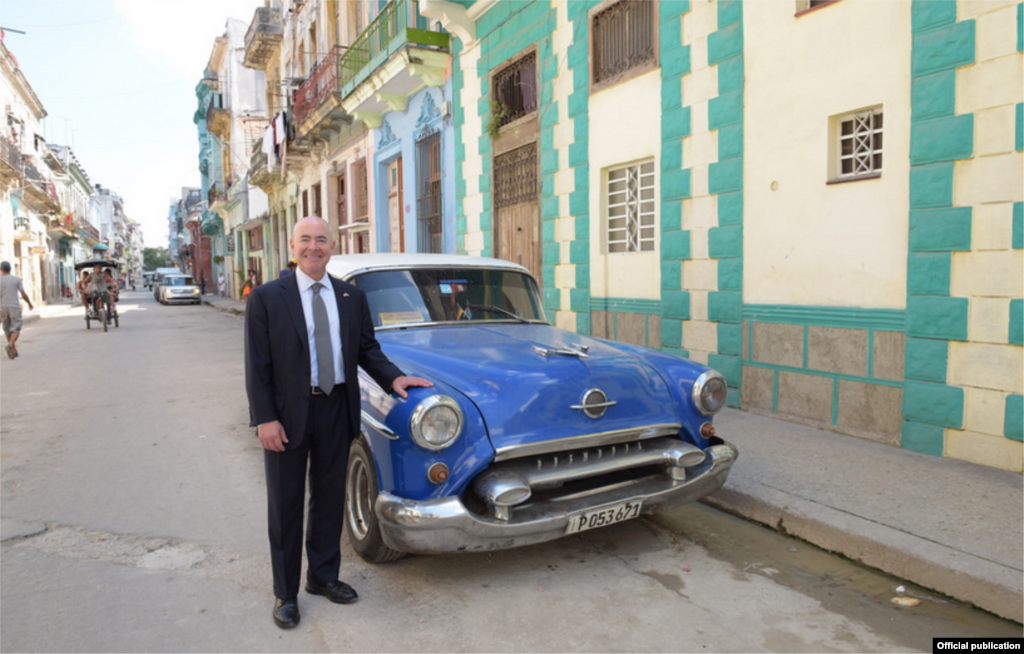 Mayorkas posó junto a un viejo auto americano.