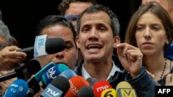 El presidente interino de Venezuela, Juan Guaidó, habla a los medios de prensa en Caracas. 